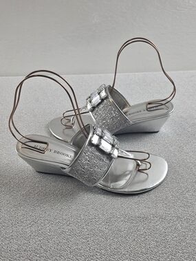 Audrey Brooke Metallic Silver Jeweled Wedge Thong Slide Sandals Wmn's 10